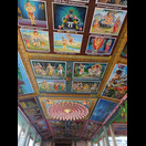 Die Decke einer Säulenhalle, die zum Tempelinneren führt